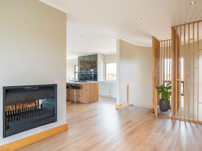 Modern Villa on the 14th Fairway - Space, Style and Versatility - Photo 10