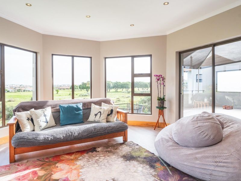 Modern Villa on the 14th Fairway - Space, Style and Versatility - Photo 9