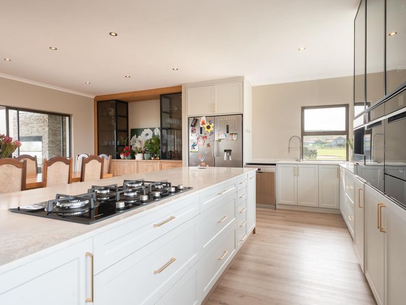 Modern Villa on the 14th Fairway - Space, Style and Versatility - Photo 7