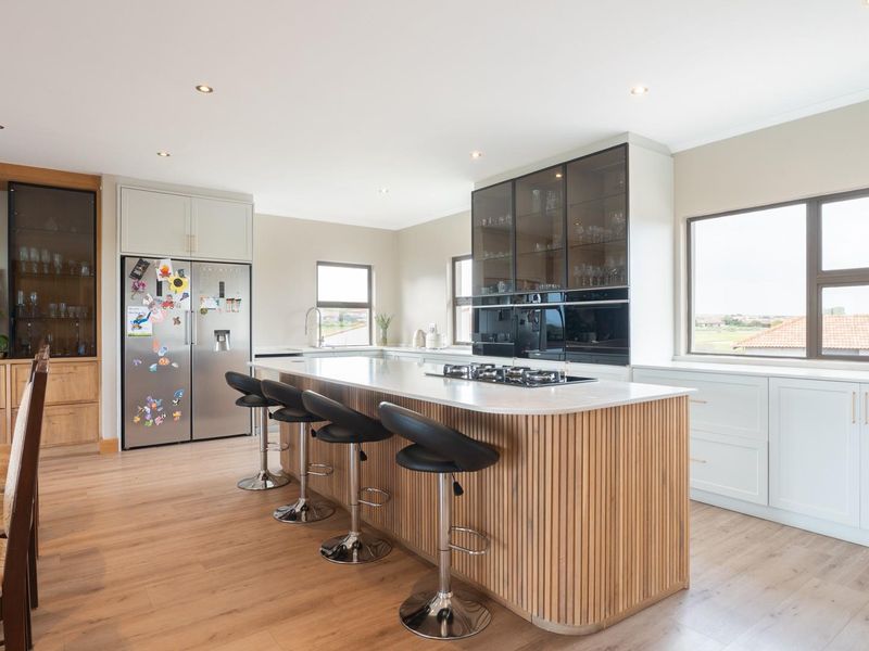 Modern Villa on the 14th Fairway - Space, Style and Versatility - Photo 4