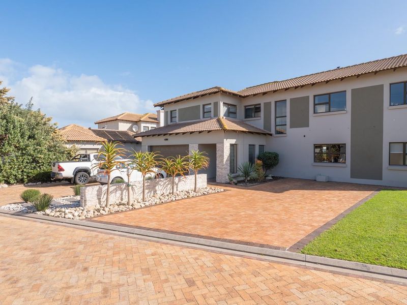 Modern Villa on the 14th Fairway - Space, Style and Versatility - Photo 2