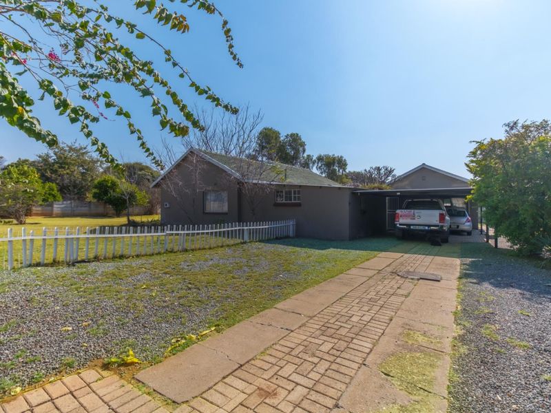 Live Smart: Spacious 3-Bedroom with flatlet, Borehole & Income potential - Photo 4