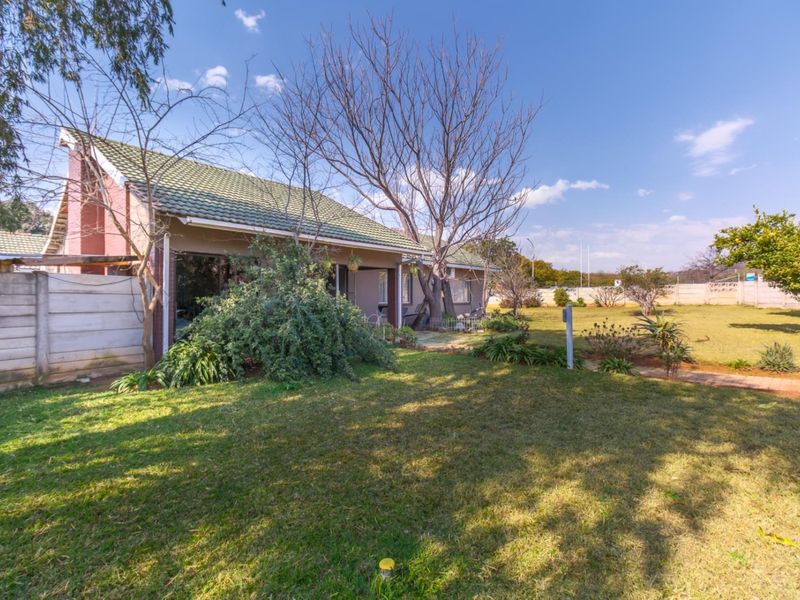 Live Smart: Spacious 3-Bedroom with flatlet, Borehole & Income potential - Photo 2