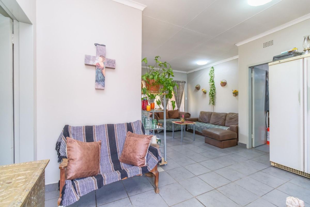 Live Smart: Spacious 3-Bedroom with flatlet, Borehole & Income potential - Photo 5