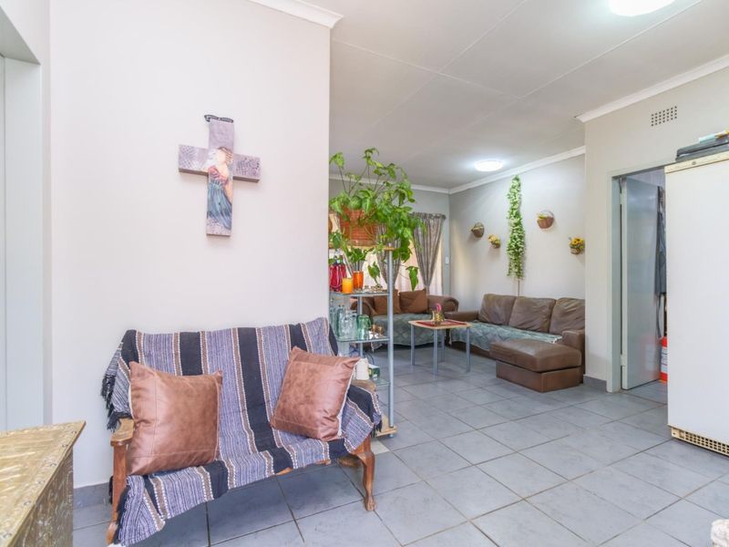 Live Smart: Spacious 3-Bedroom with flatlet, Borehole & Income potential - Photo 5