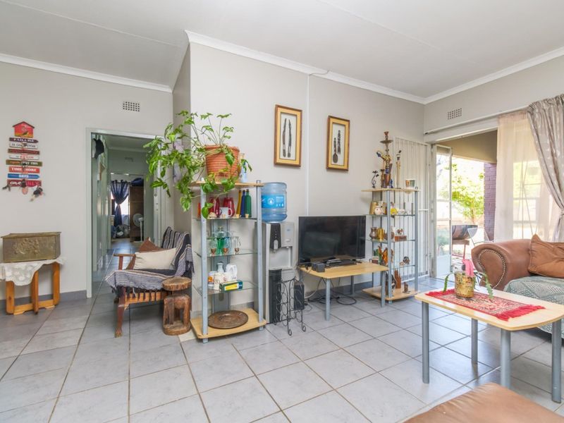 Live Smart: Spacious 3-Bedroom with flatlet, Borehole & Income potential - Photo 9