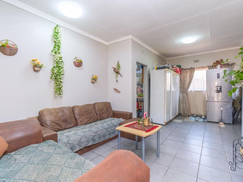 Live Smart: Spacious 3-Bedroom with flatlet, Borehole & Income potential - Photo 8