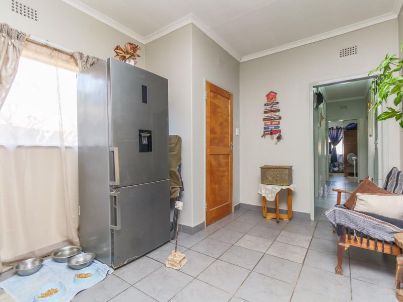 Live Smart: Spacious 3-Bedroom with flatlet, Borehole & Income potential - Photo 7