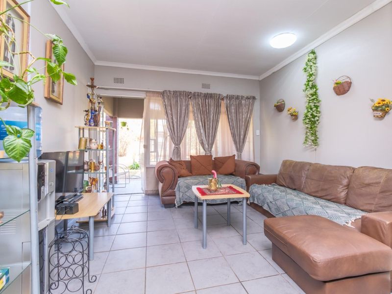 Live Smart: Spacious 3-Bedroom with flatlet, Borehole & Income potential - Photo 6