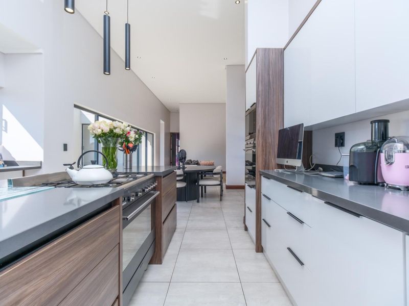 UNIQUE 4 BEDROOM FAMILY HOME IN MEADOWS ESTATE - Photo 9