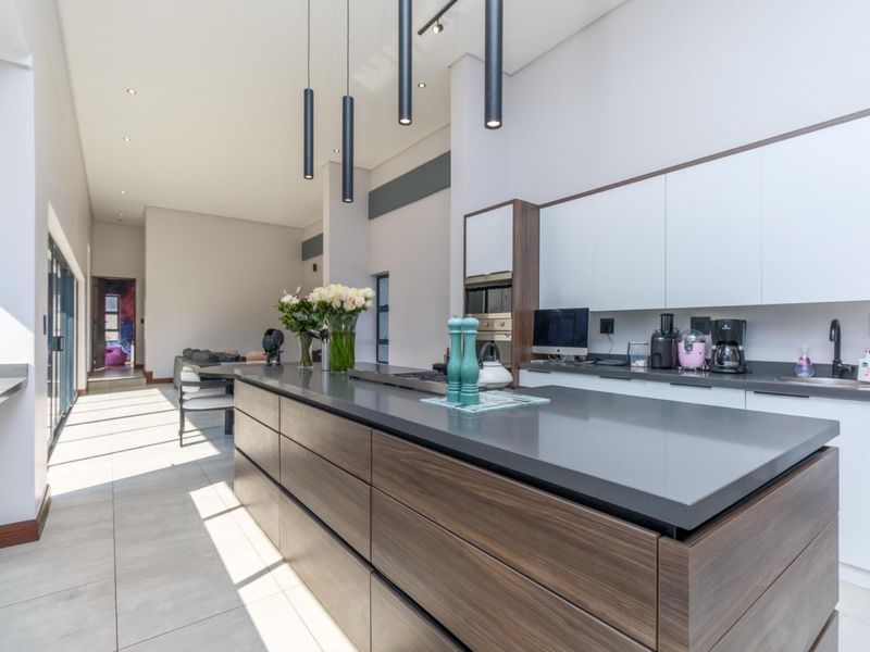 UNIQUE 4 BEDROOM FAMILY HOME IN MEADOWS ESTATE - Photo 8