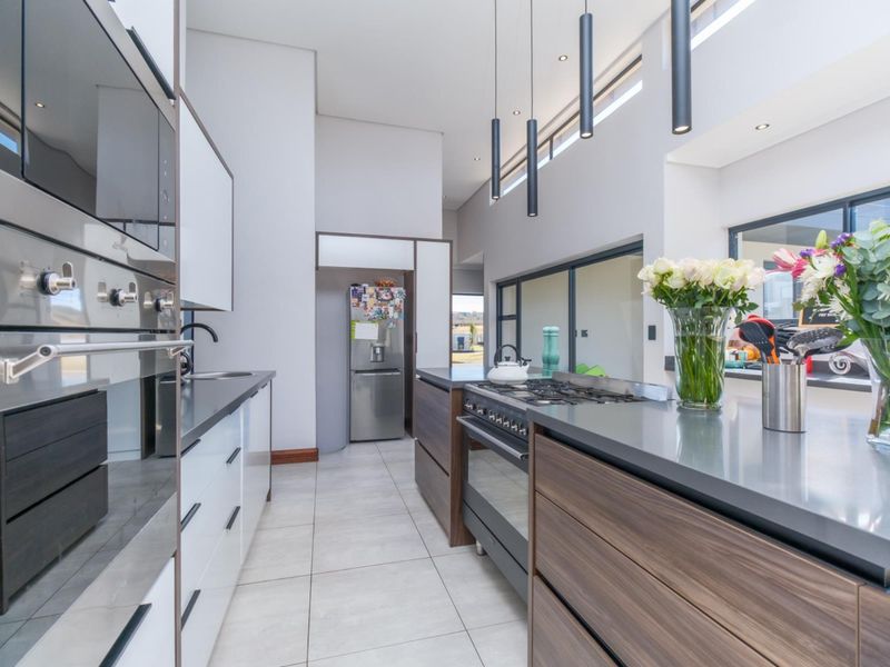 UNIQUE 4 BEDROOM FAMILY HOME IN MEADOWS ESTATE - Photo 10