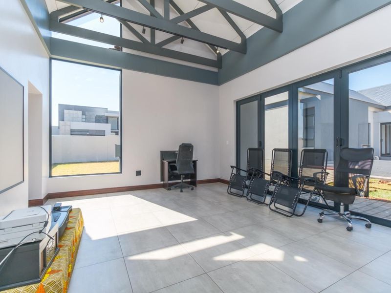 UNIQUE 4 BEDROOM FAMILY HOME IN MEADOWS ESTATE - Photo 3