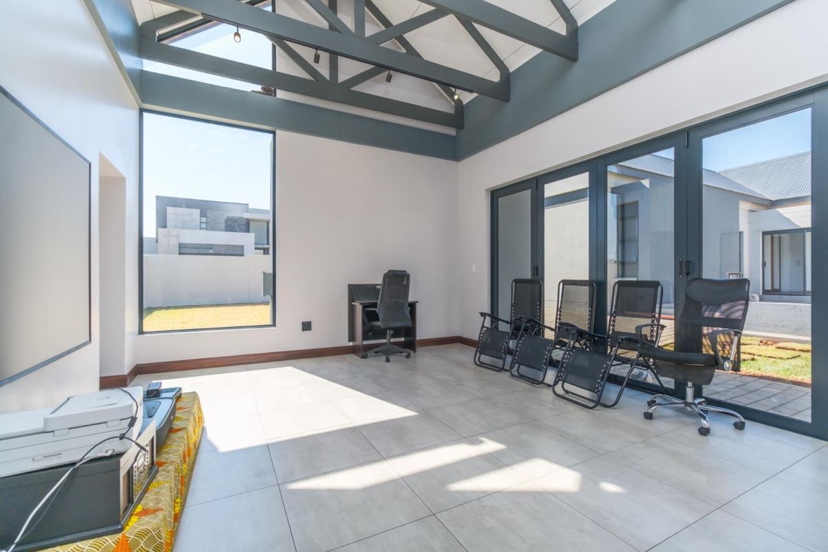 UNIQUE 4 BEDROOM FAMILY HOME IN MEADOWS ESTATE - Photo 3