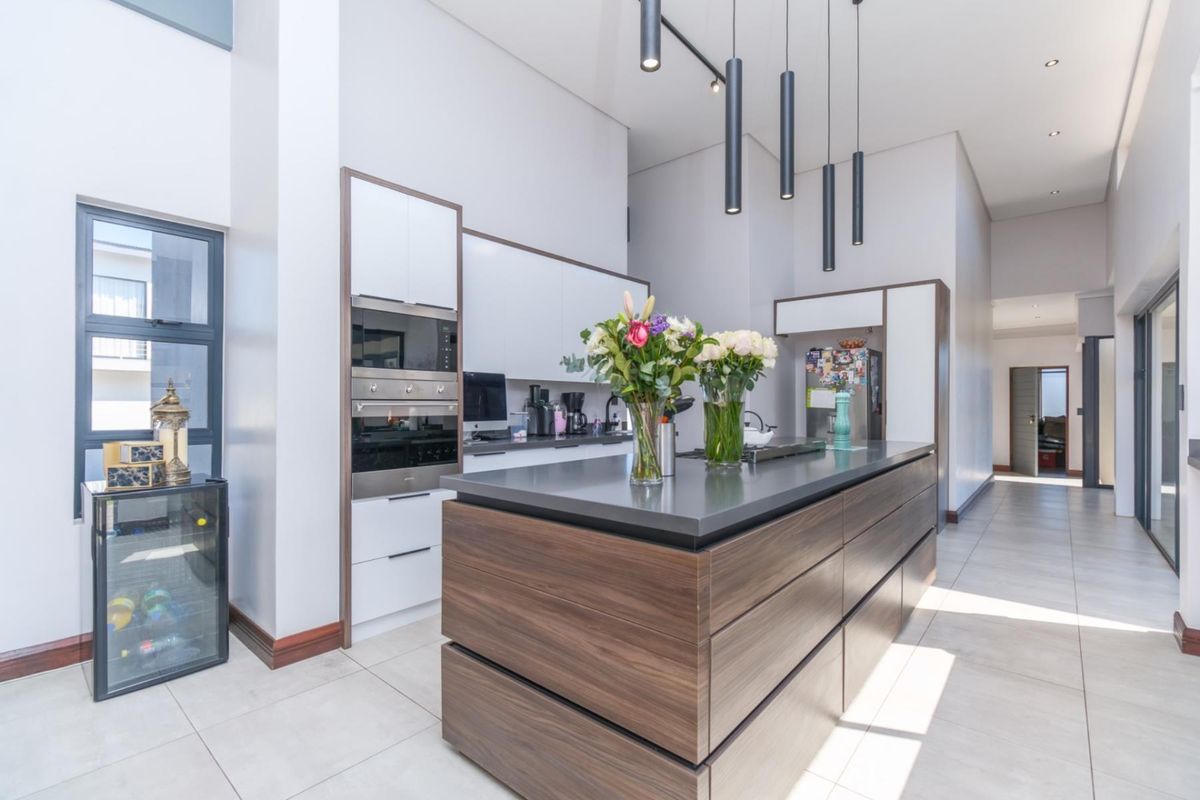 UNIQUE 4 BEDROOM FAMILY HOME IN MEADOWS ESTATE - Photo 4