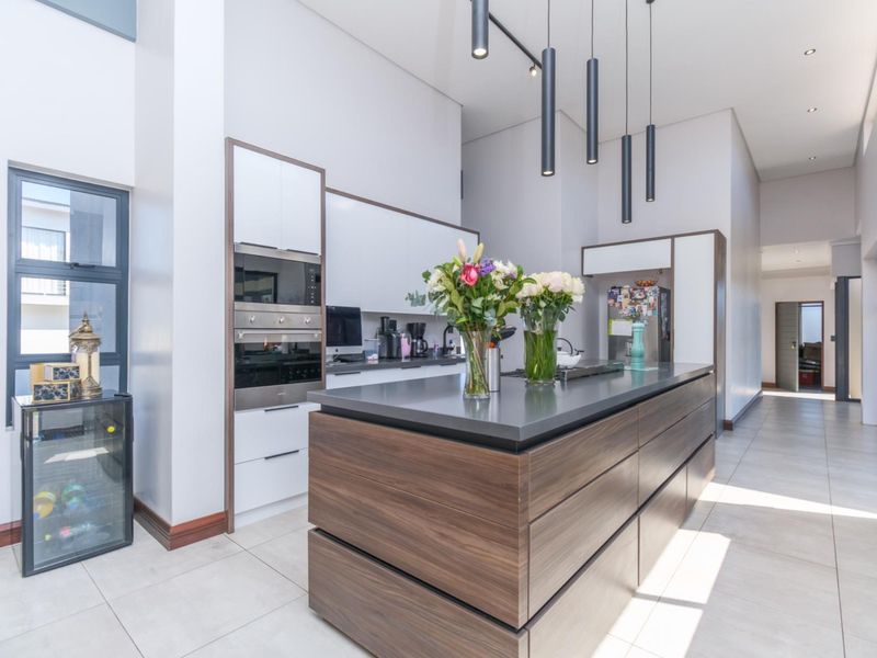 UNIQUE 4 BEDROOM FAMILY HOME IN MEADOWS ESTATE - Photo 4