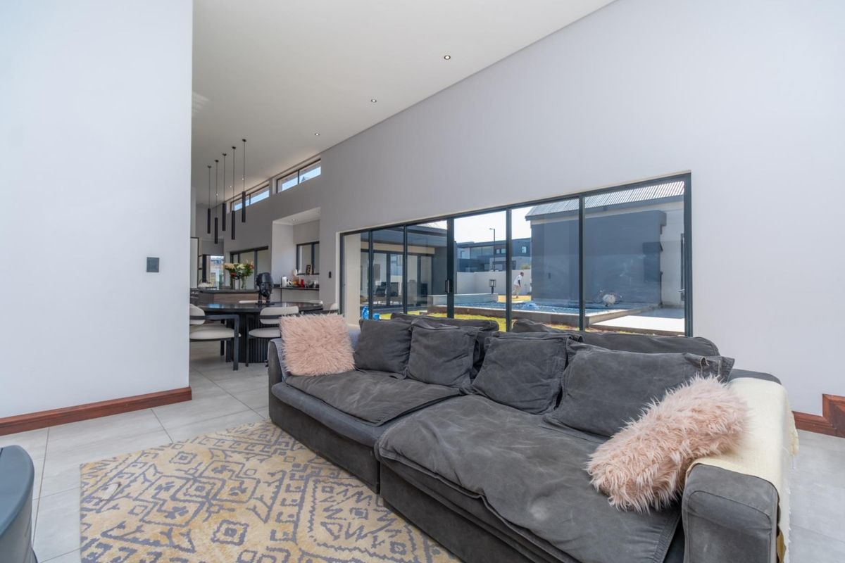 UNIQUE 4 BEDROOM FAMILY HOME IN MEADOWS ESTATE - Photo 2