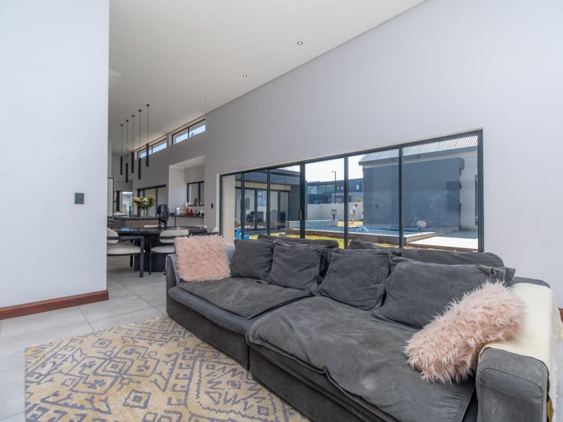 UNIQUE 4 BEDROOM FAMILY HOME IN MEADOWS ESTATE - Photo 2