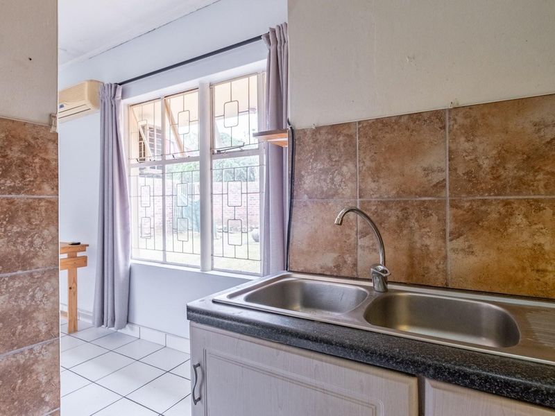 Spacious 1-Bedroom Townhouse in Quiet Cul-De-Sac - Photo 8