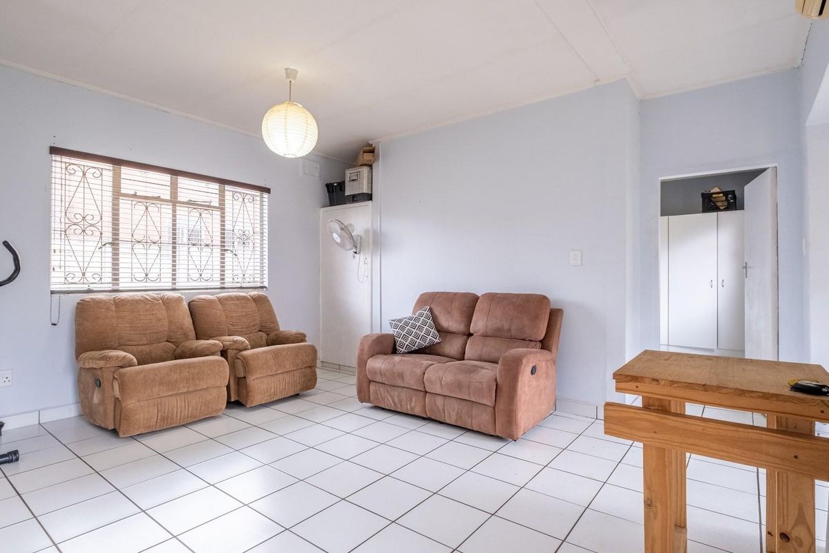 Spacious 1-Bedroom Townhouse in Quiet Cul-De-Sac - Photo 4