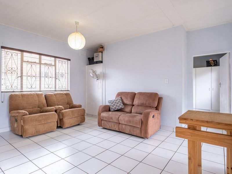 Spacious 1-Bedroom Townhouse in Quiet Cul-De-Sac - Photo 4