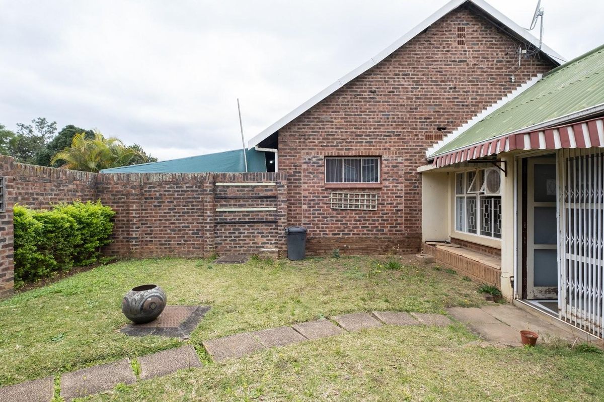 Spacious 1-Bedroom Townhouse in Quiet Cul-De-Sac - Photo 2