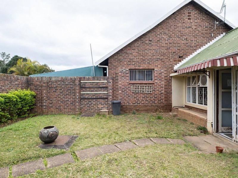 Spacious 1-Bedroom Townhouse in Quiet Cul-De-Sac - Photo 2