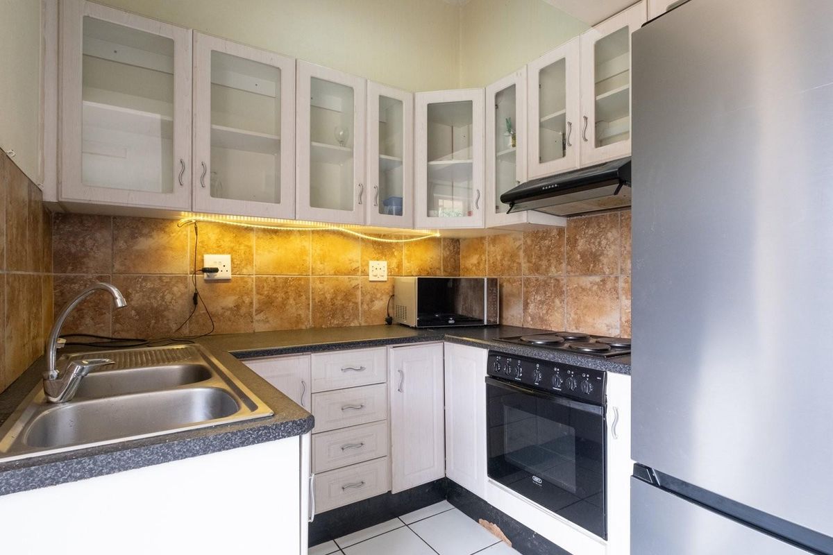 Spacious 1-Bedroom Townhouse in Quiet Cul-De-Sac - Photo 5