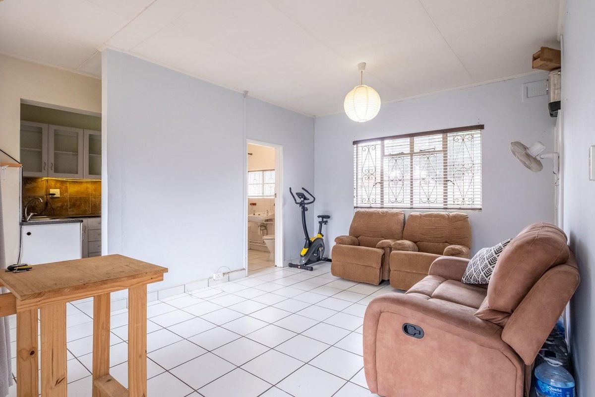 Spacious 1-Bedroom Townhouse in Quiet Cul-De-Sac - Photo 3