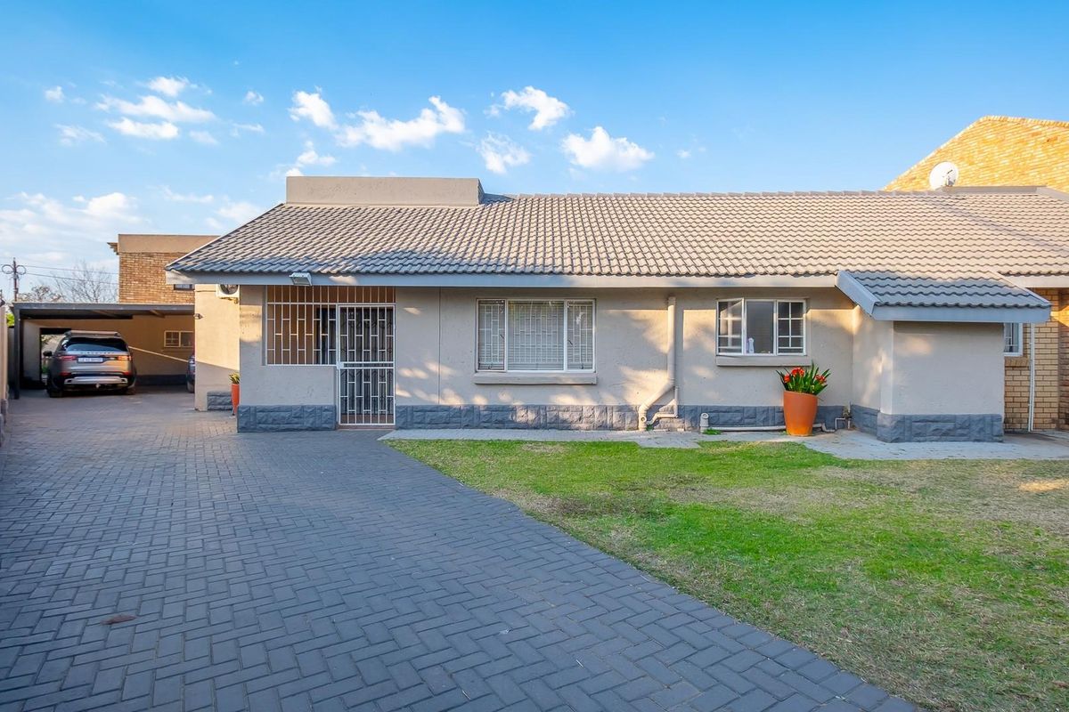 Spacious 4-Bedroom Family Home with Flatlets and Entertainment Paradise - Doornpoort - Photo 3