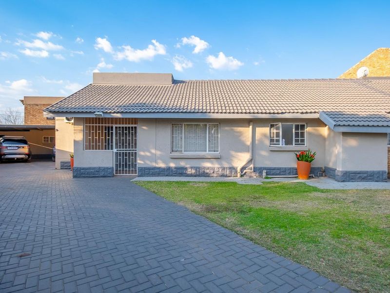 Spacious 4-Bedroom Family Home with Flatlets and Entertainment Paradise - Doornpoort - Photo 3