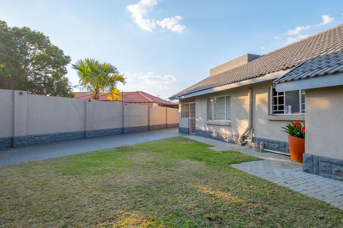 Spacious 4-Bedroom Family Home with Flatlets and Entertainment Paradise - Doornpoort - Photo 5