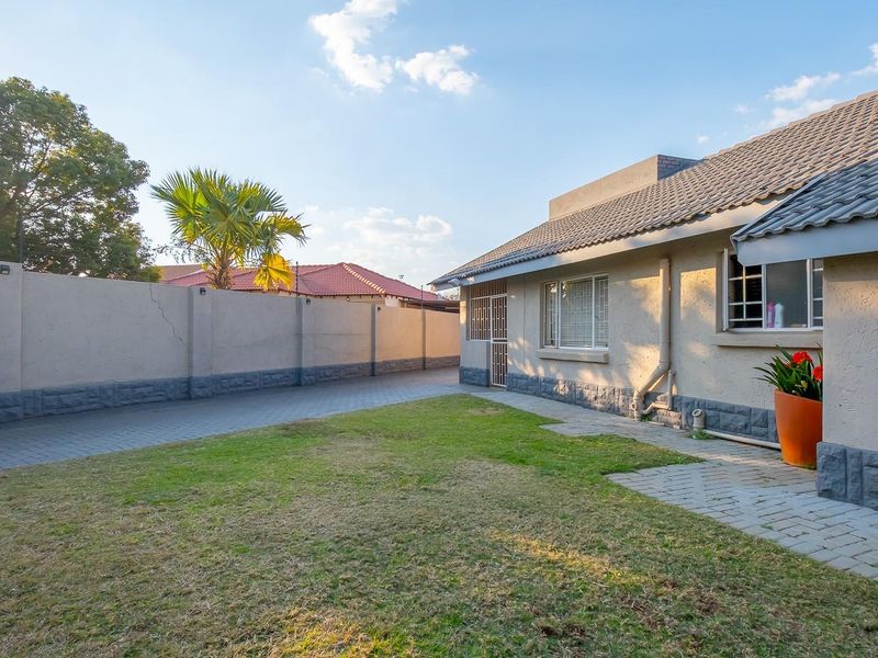 Spacious 4-Bedroom Family Home with Flatlets and Entertainment Paradise - Doornpoort - Photo 5