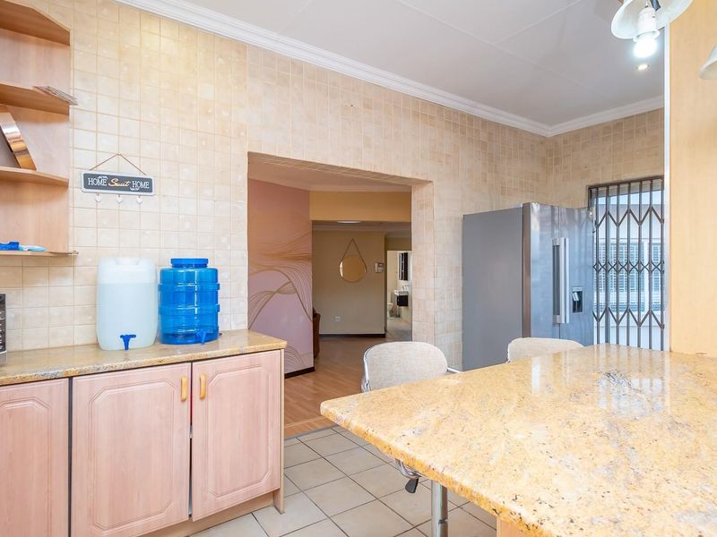 Spacious 4-Bedroom Family Home with Flatlets and Entertainment Paradise - Doornpoort - Photo 10