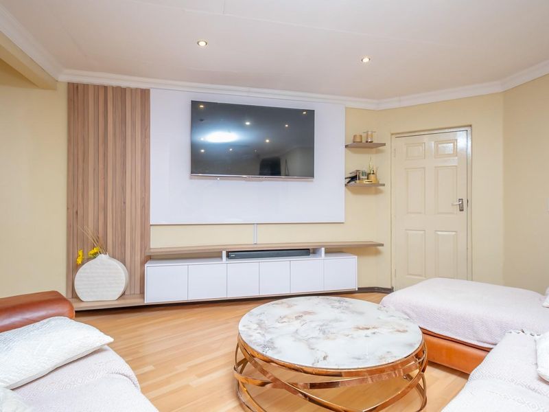 Spacious 4-Bedroom Family Home with Flatlets and Entertainment Paradise - Doornpoort - Photo 9