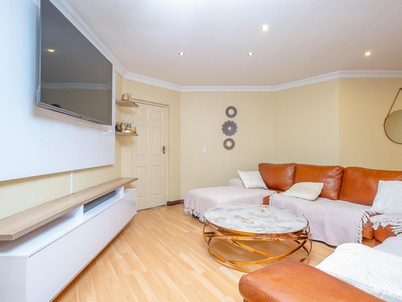 Spacious 4-Bedroom Family Home with Flatlets and Entertainment Paradise - Doornpoort - Photo 6