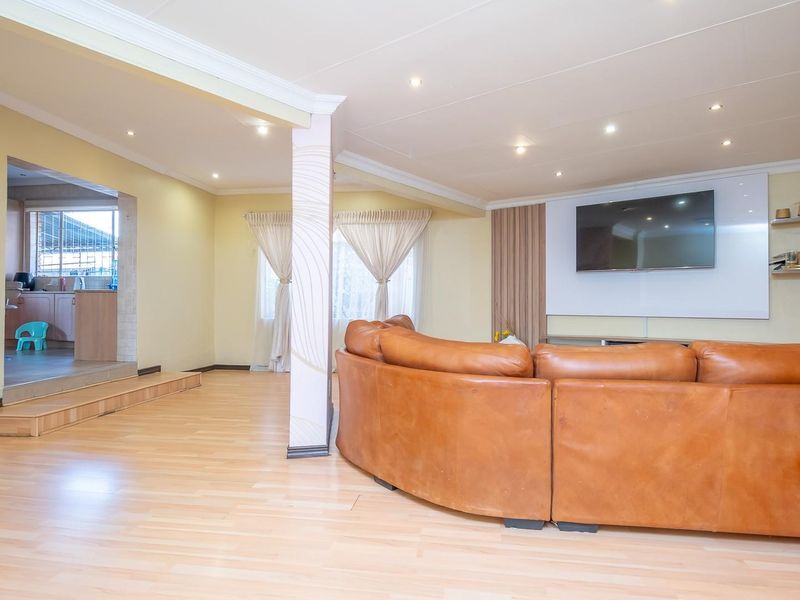 Spacious 4-Bedroom Family Home with Flatlets and Entertainment Paradise - Doornpoort - Photo 8