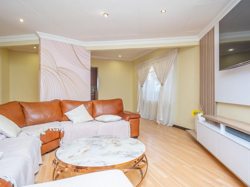 Spacious 4-Bedroom Family Home with Flatlets and Entertainment Paradise - Doornpoort - Photo 7