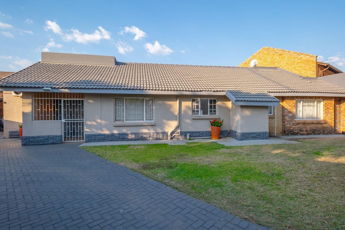 Spacious 4-Bedroom Family Home with Flatlets and Entertainment Paradise - Doornpoort - Photo 4