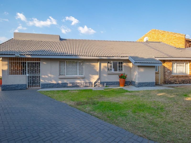 Spacious 4-Bedroom Family Home with Flatlets and Entertainment Paradise - Doornpoort - Photo 4