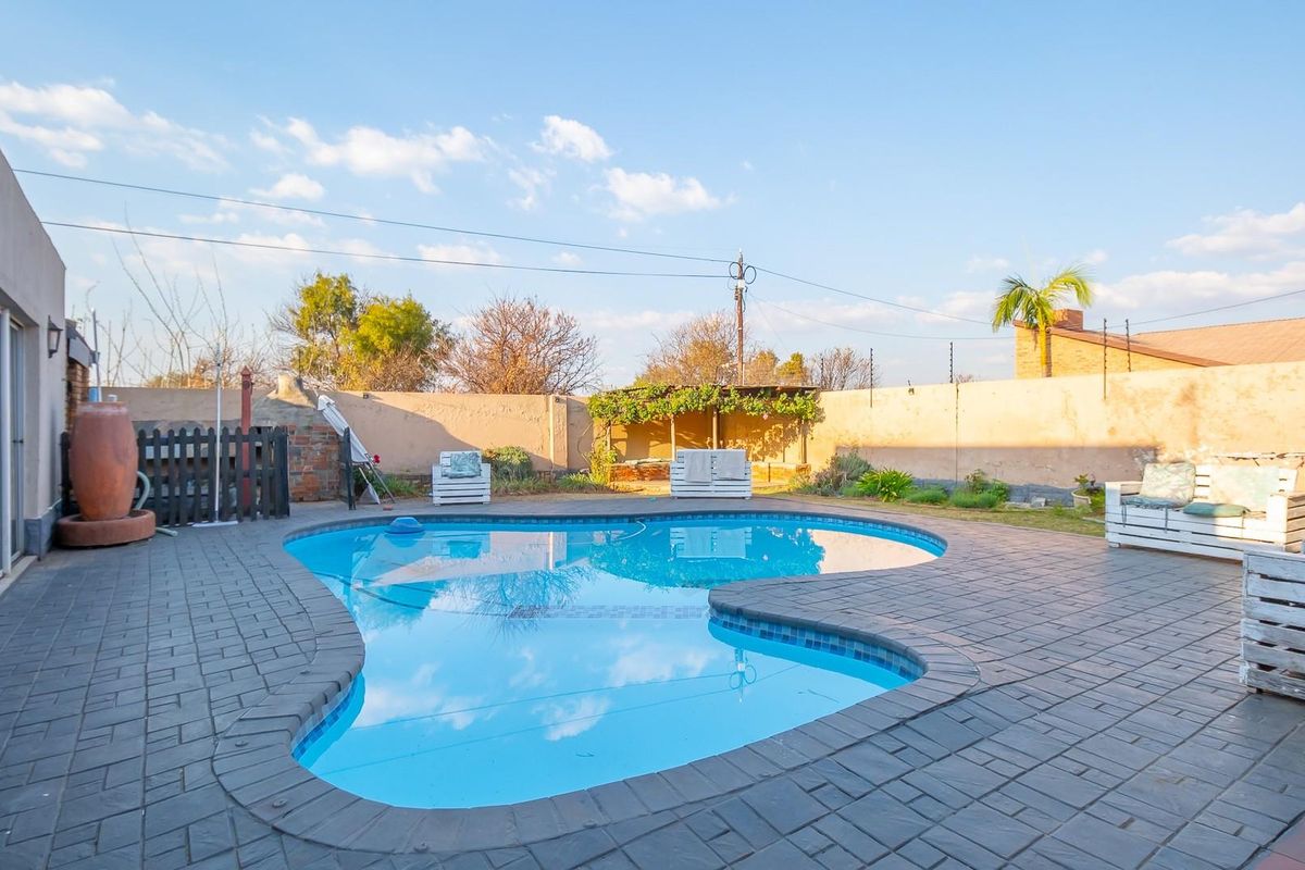 Spacious 4-Bedroom Family Home with Flatlets and Entertainment Paradise - Doornpoort - Photo 2