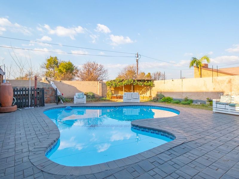 Spacious 4-Bedroom Family Home with Flatlets and Entertainment Paradise - Doornpoort - Photo 2