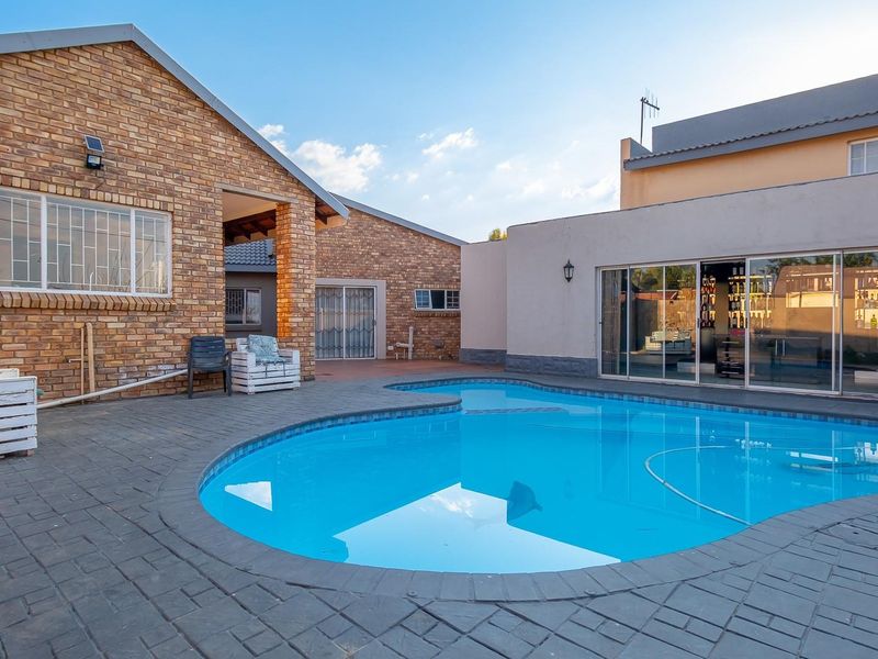 Spacious 4-Bedroom Family Home with Flatlets and Entertainment Paradise - Doornpoort - Photo 1