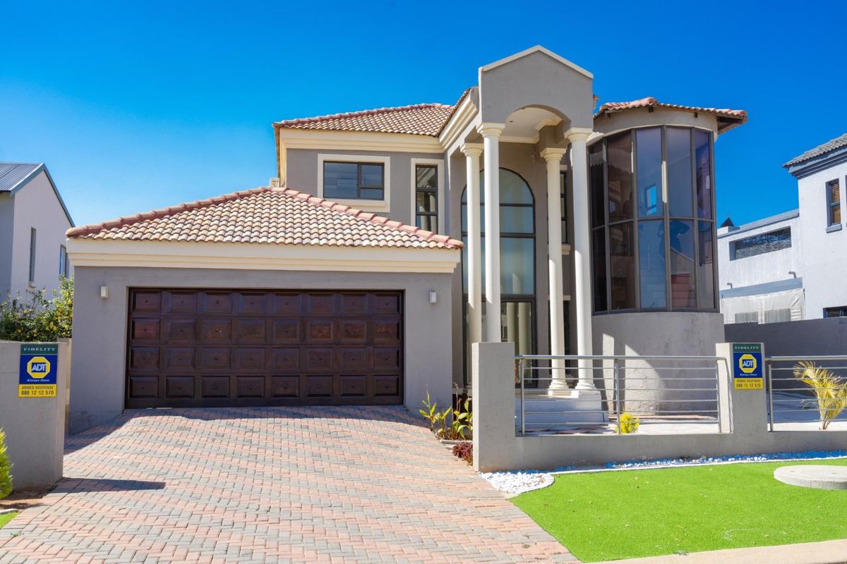 Modern 4-Bedroom Double Story in Thornhill - Photo 2