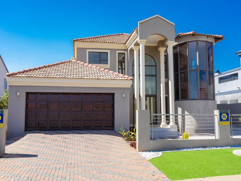 Modern 4-Bedroom Double Story in Thornhill - Photo 2