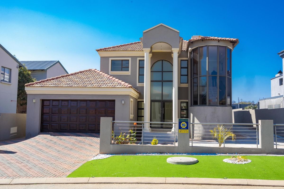 Modern 4-Bedroom Double Story in Thornhill - Photo 3