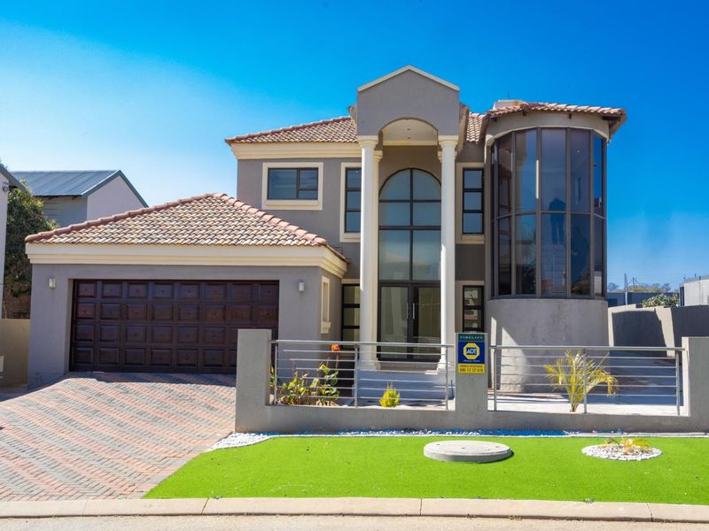 Modern 4-Bedroom Double Story in Thornhill - Photo 3