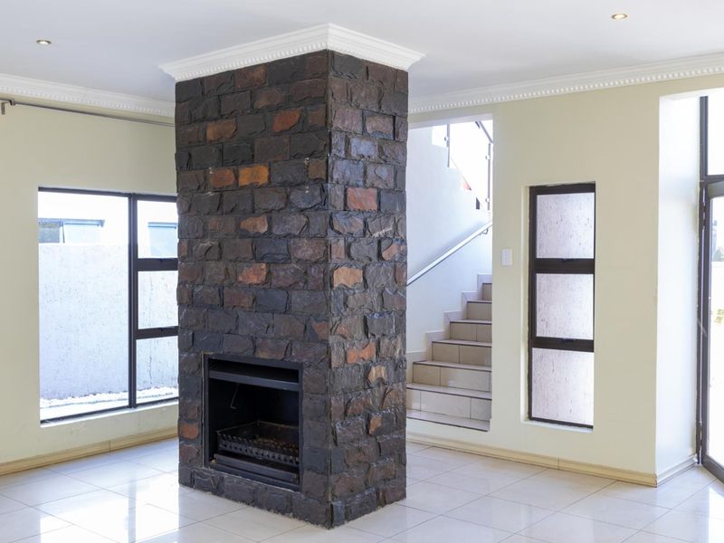 Modern 4-Bedroom Double Story in Thornhill - Photo 5