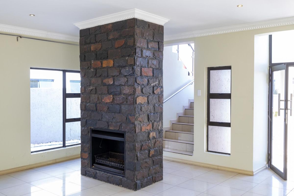 Modern 4-Bedroom Double Story in Thornhill - Photo 5