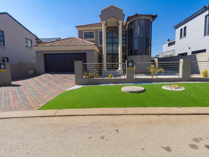 Modern 4-Bedroom Double Story in Thornhill - Photo 10